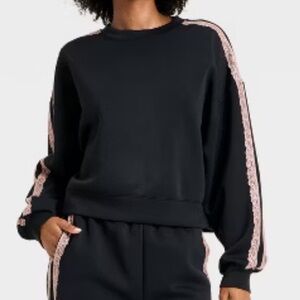 ❄️All in Motion Black Crewneck Sweatshirt with lace 7